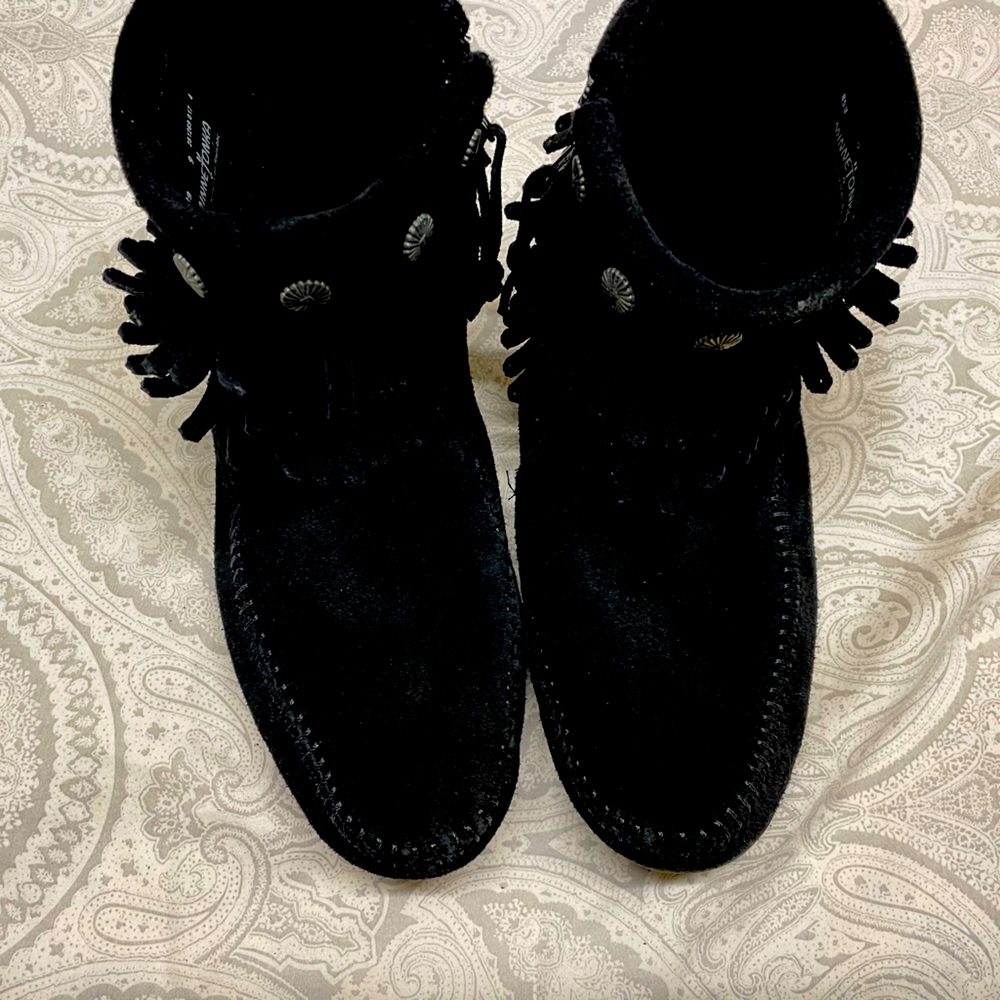 Minnetonka Sz 9m Woman’s black suede moccasins booties